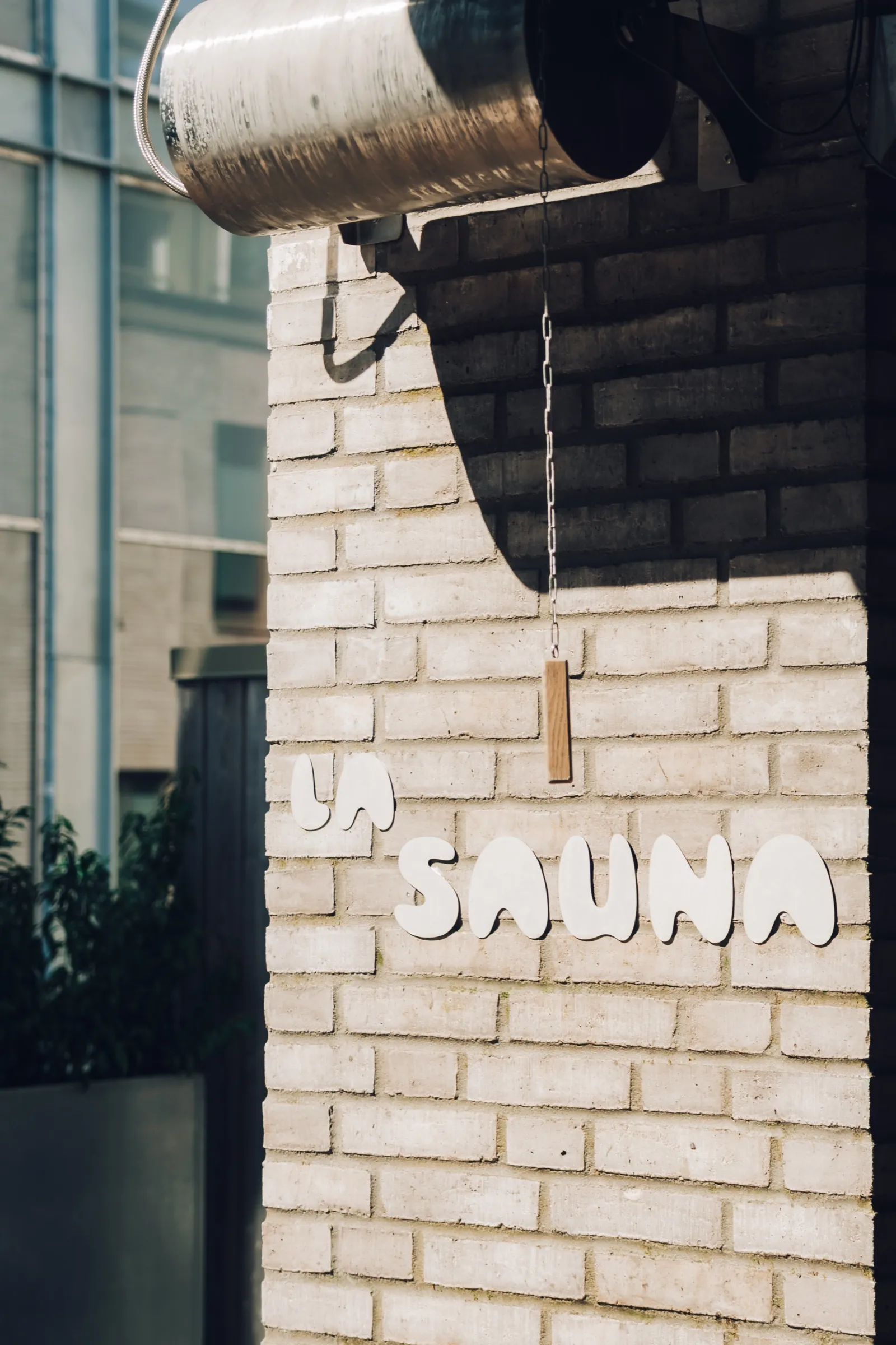 La Sauna-skiltet på murstensvæggen ved indgangen i Aarhus