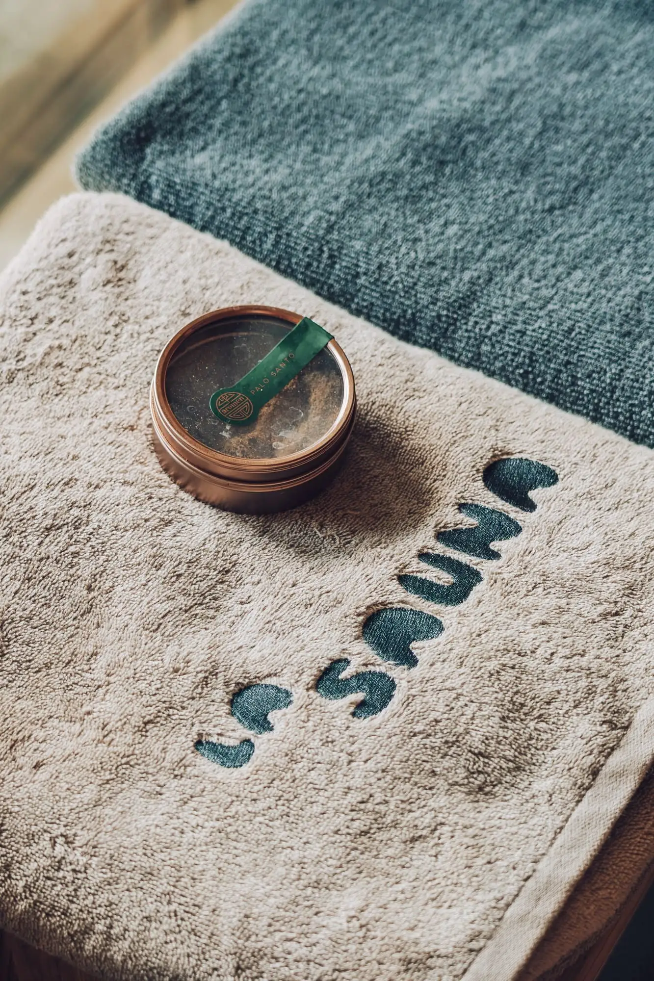 La Sauna-håndklæder med en dåse balsam ovenpå